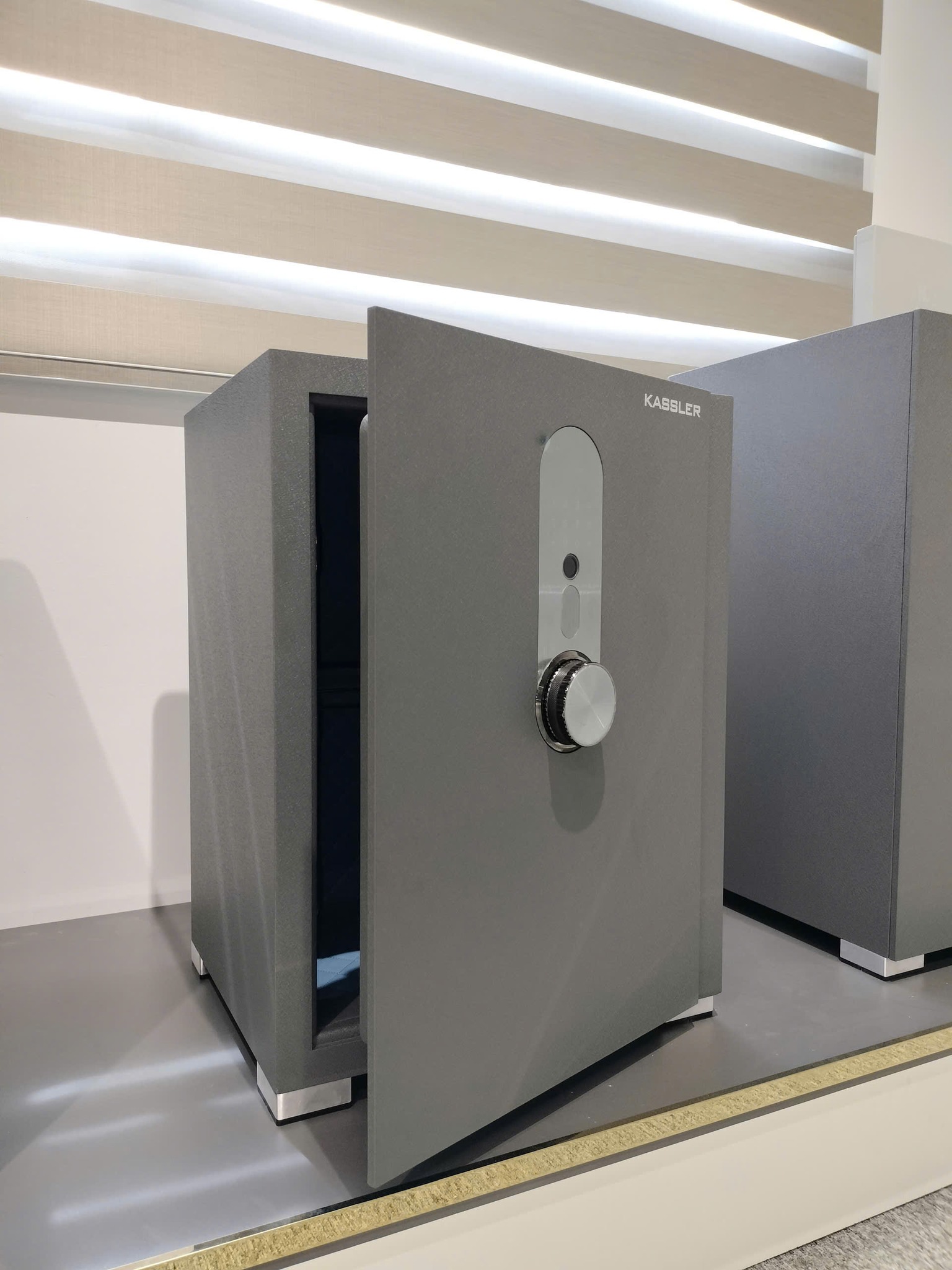 Ảnh thực tế két thông minh Kassler KL-55H8 BG