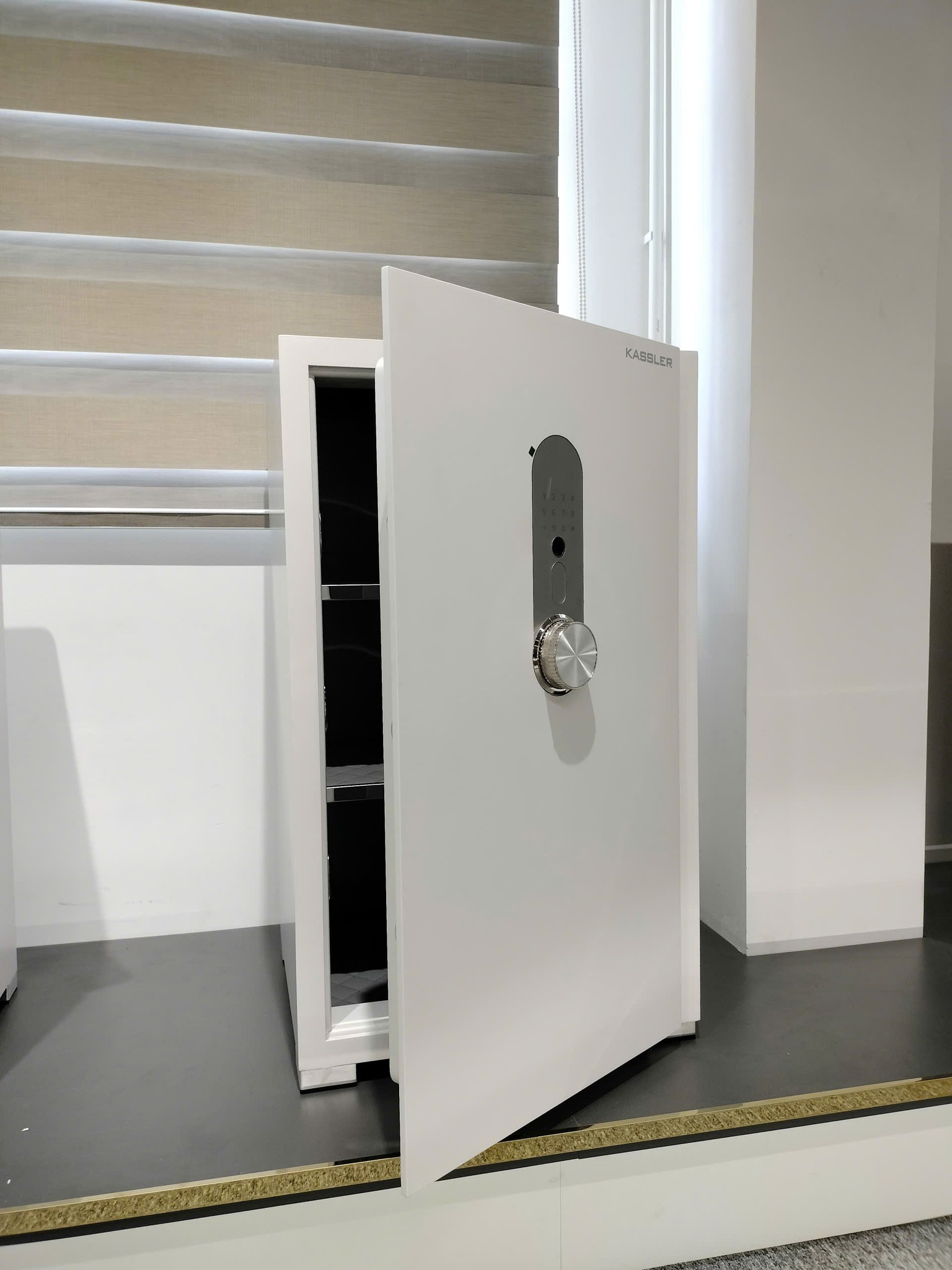 Ảnh thực tế nội thất bên trong két thông minh kassler kl-75h8 pearl