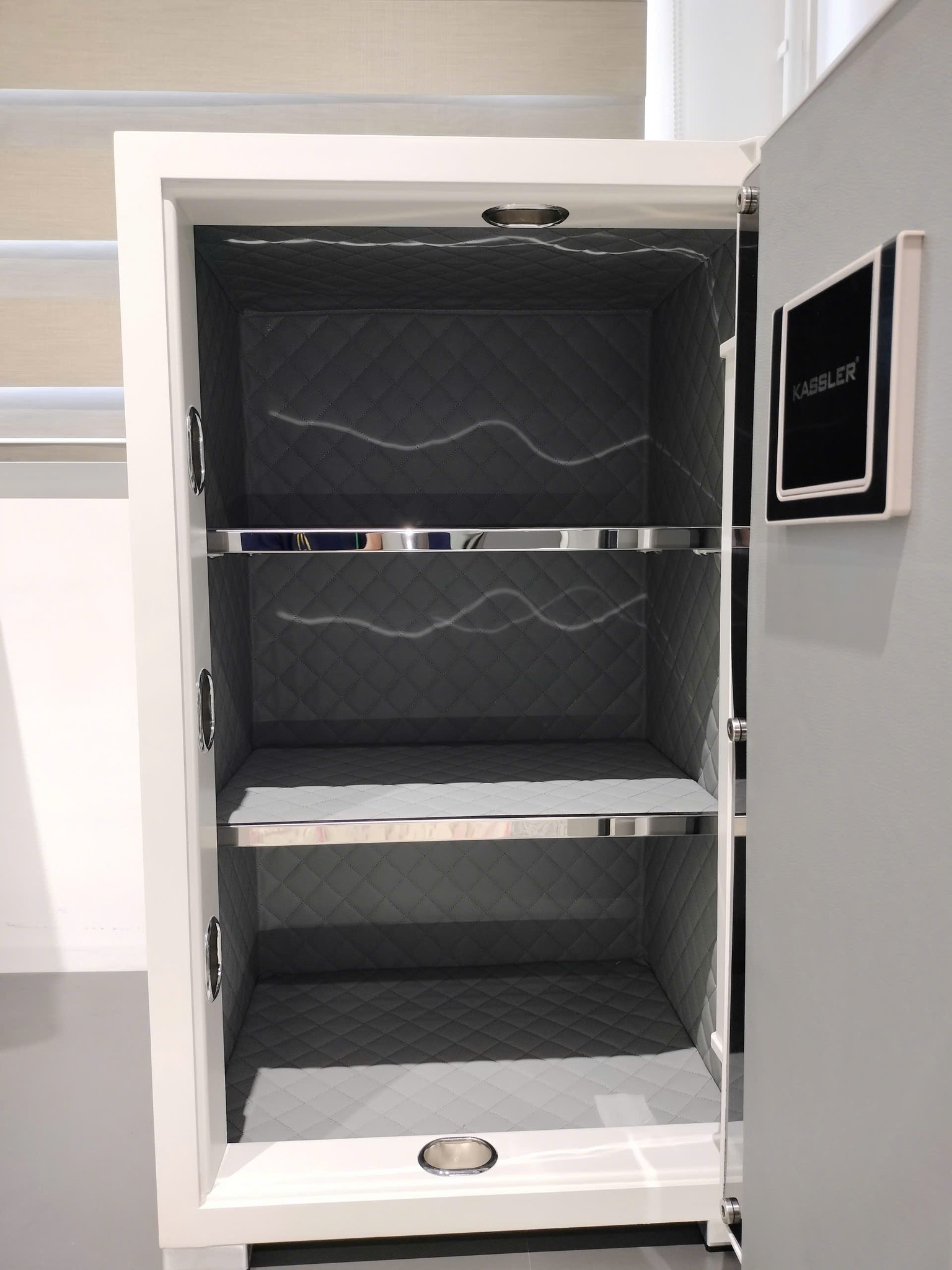 Nội thất làm bằng da napal của két thông minh kl-75h8 pearl