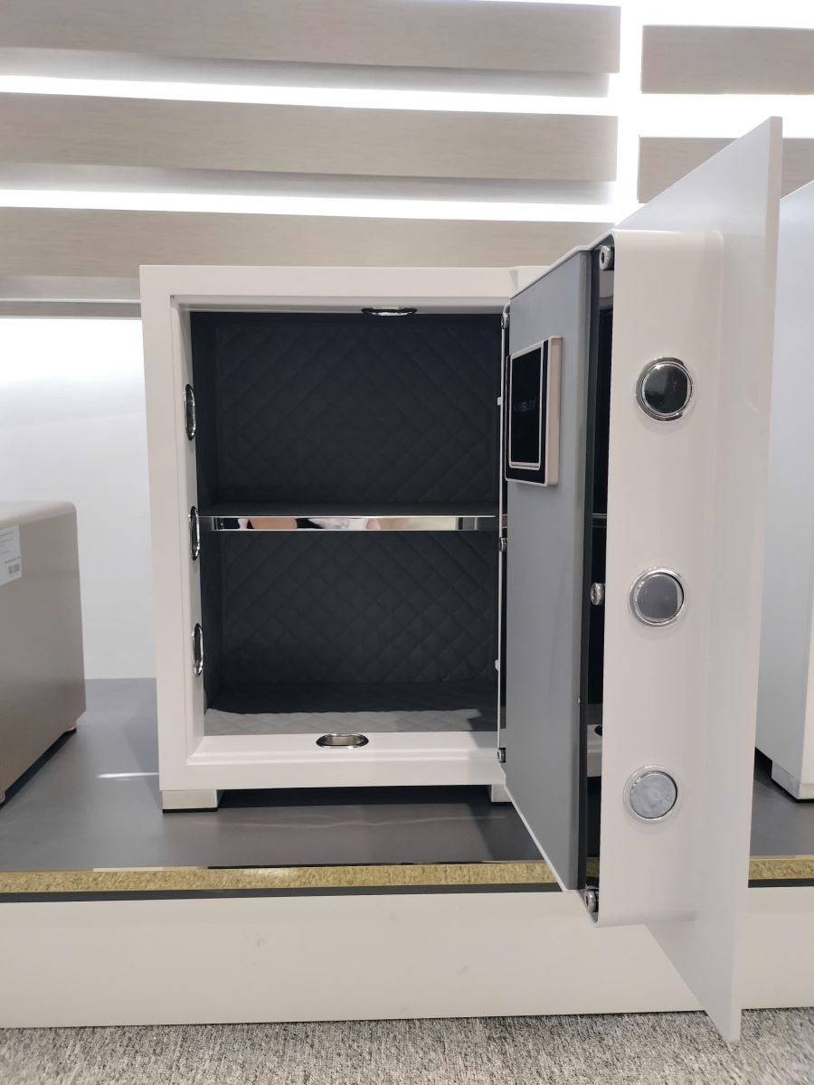 Nội thất da napal sang trọng đẳng cấp của két thông minh kl-55h8 pearl