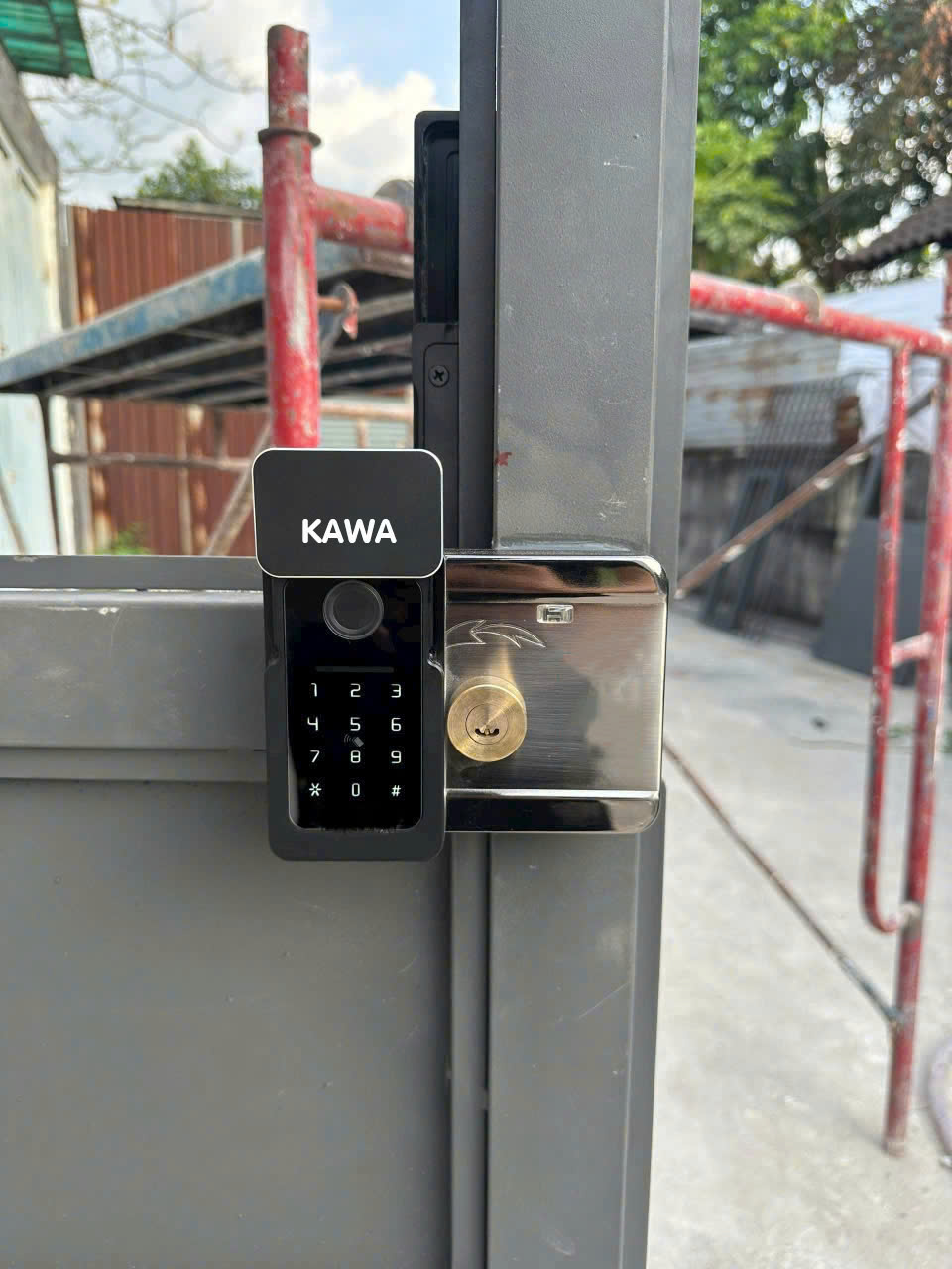 Ảnh thực tế mặt sau của khóa vân tay cửa cổng KAWA KC02