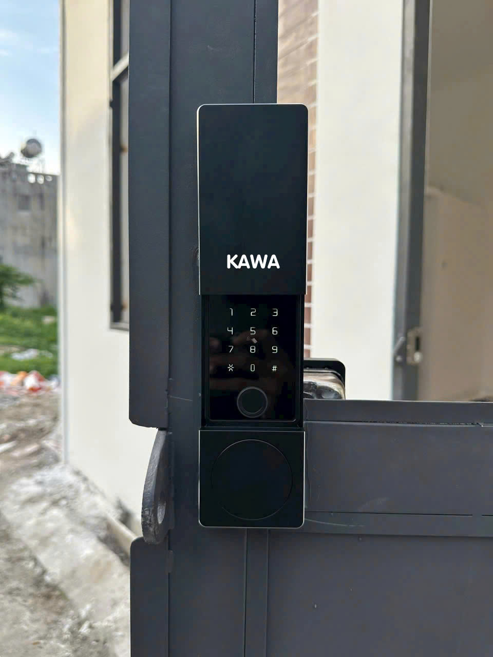 Ảnh Thực Tế Khóa vân tay cửa cổng KAWA KC02 mặt trước có nắp trượt bảo vệ khỏi tác động của môi trường
