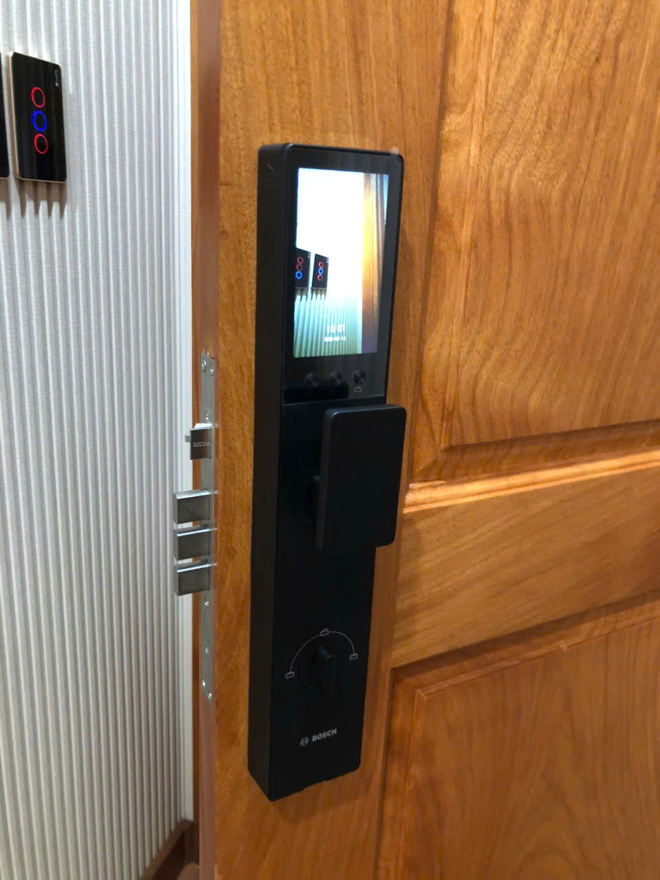 Bosch Fu30 plus có màn hình full HD