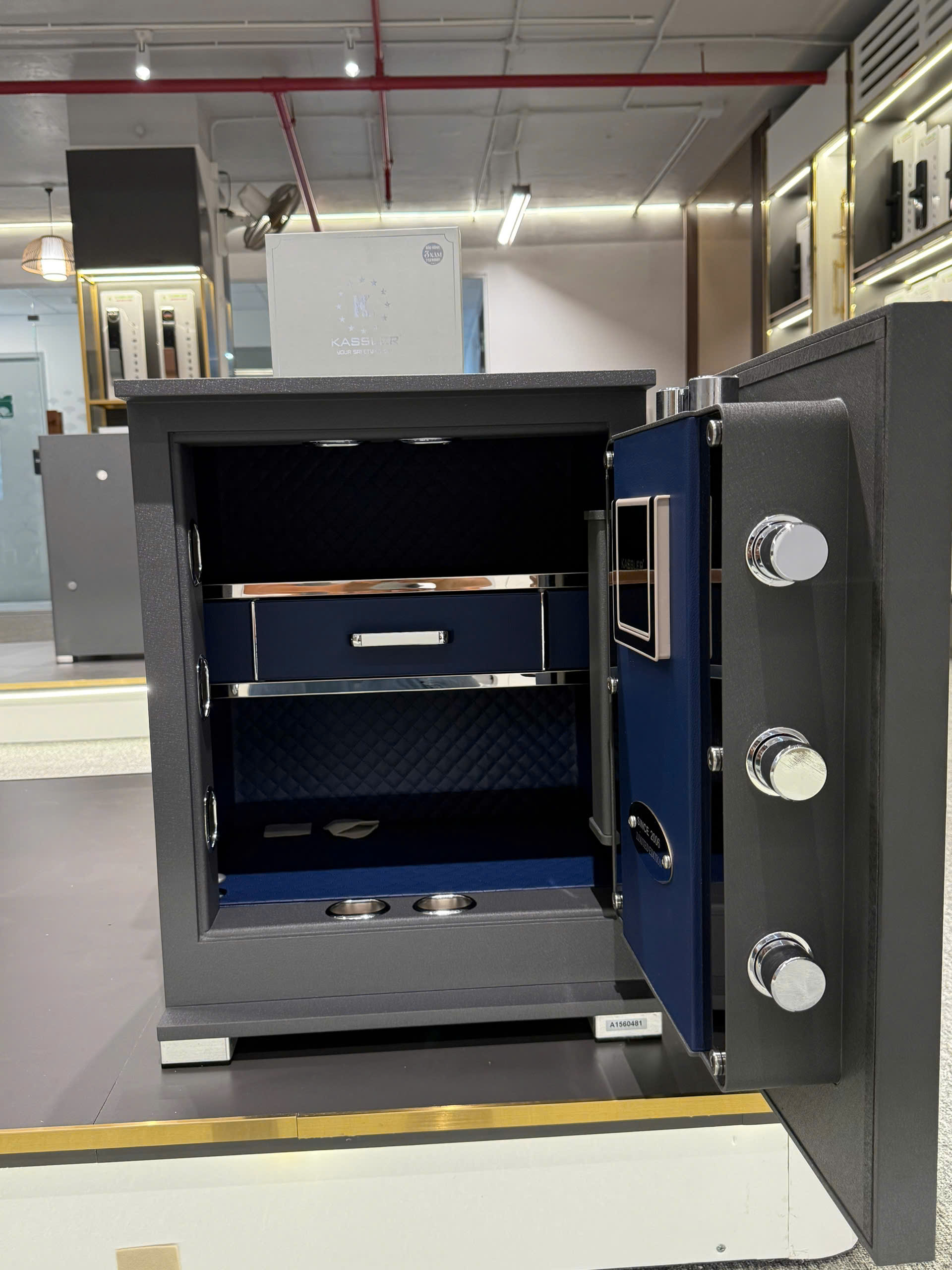 Nội thất sang trọng của két thông minh kassler KL-55LS7 BG