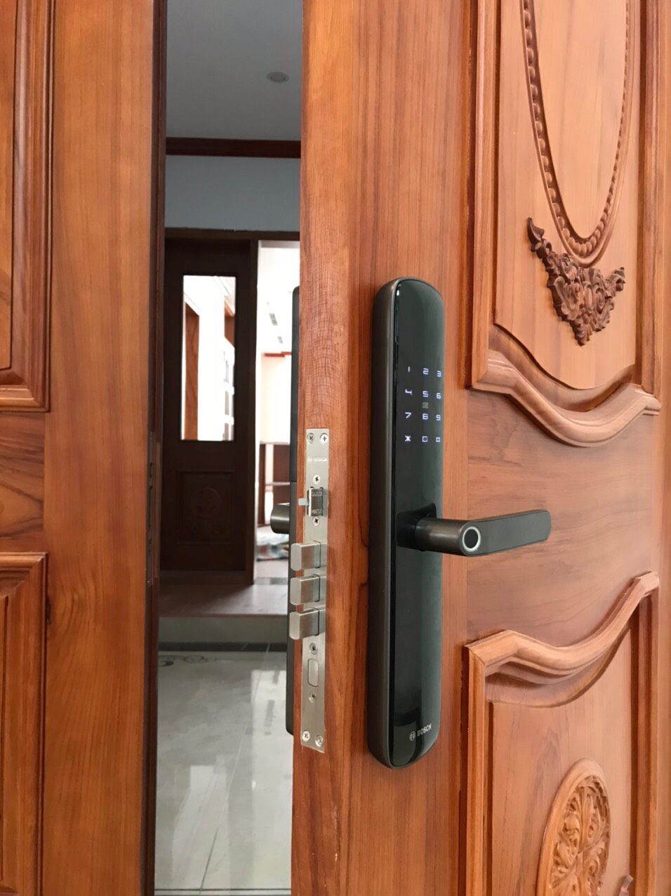 Khóa vân tay Bosch ID60 EU Wifi màu đen mặt gương