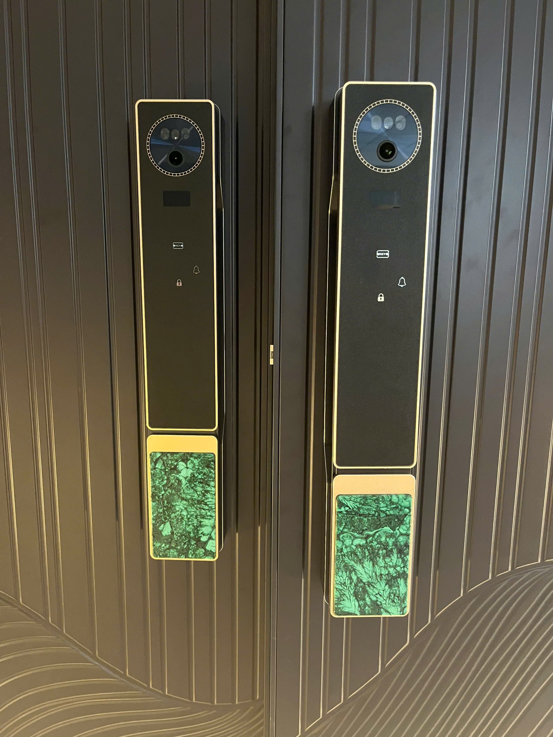 Khóa Kassler KL-899 Plus Malachite Gold lắp trên cửa chính