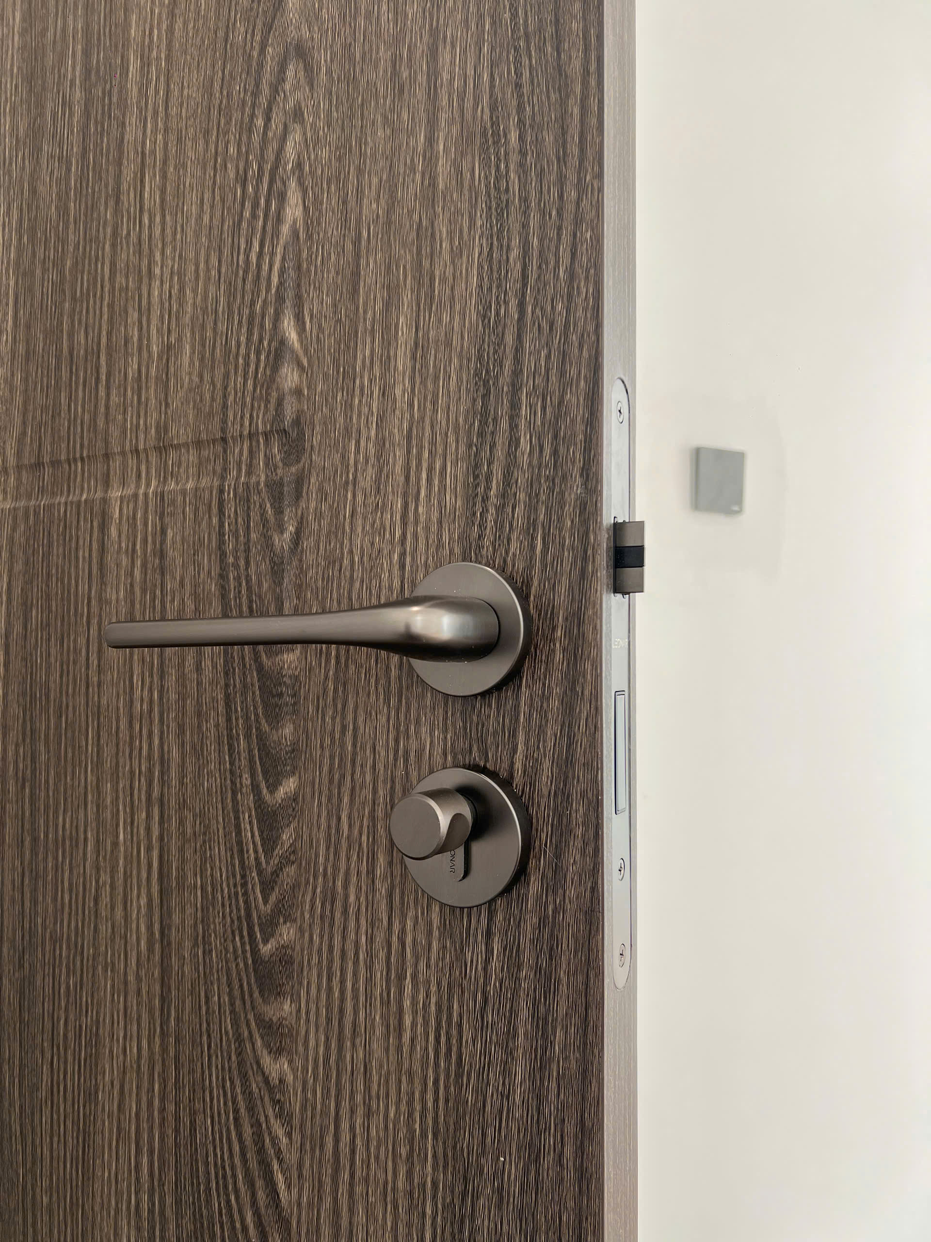 Khóa cửa Leonar K1-Gray lắp tại công trình hiện đại