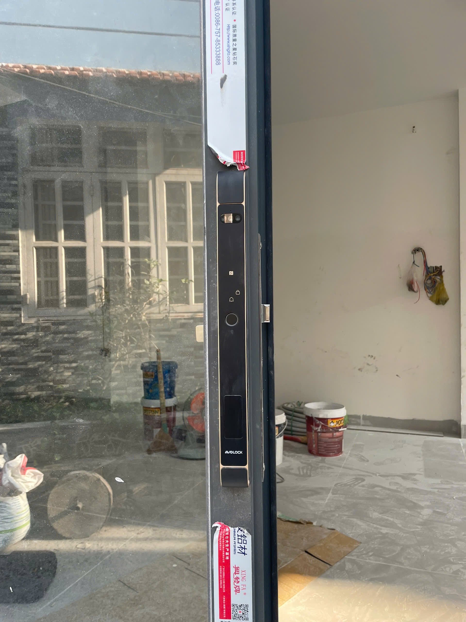 Khóa vân tay dành cho cửa nhôm kính AVOLOCK AN-387 lắp tại công trình