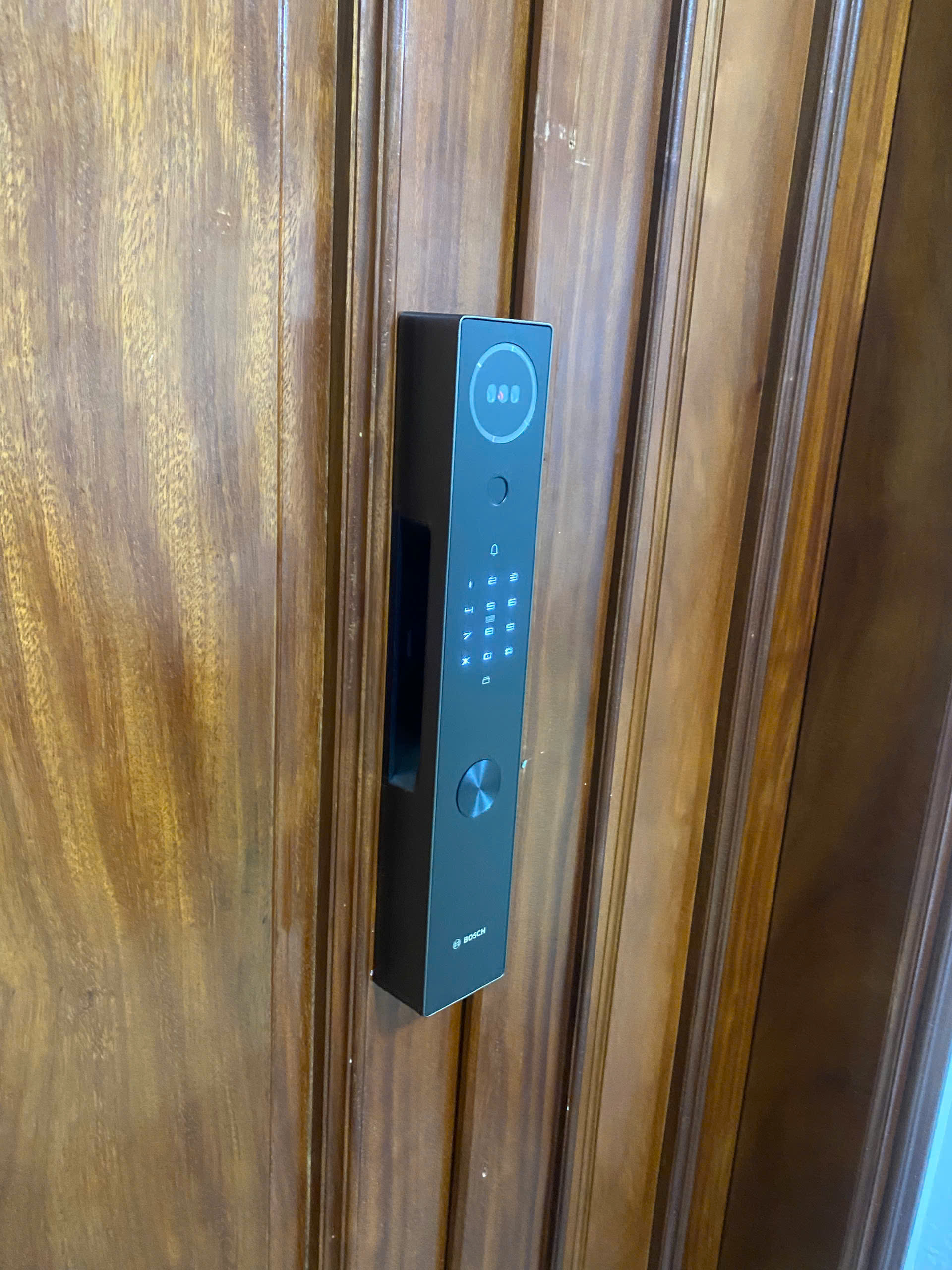 Khóa điện tử Bosch FU30 Plus màu cafe sang trọng