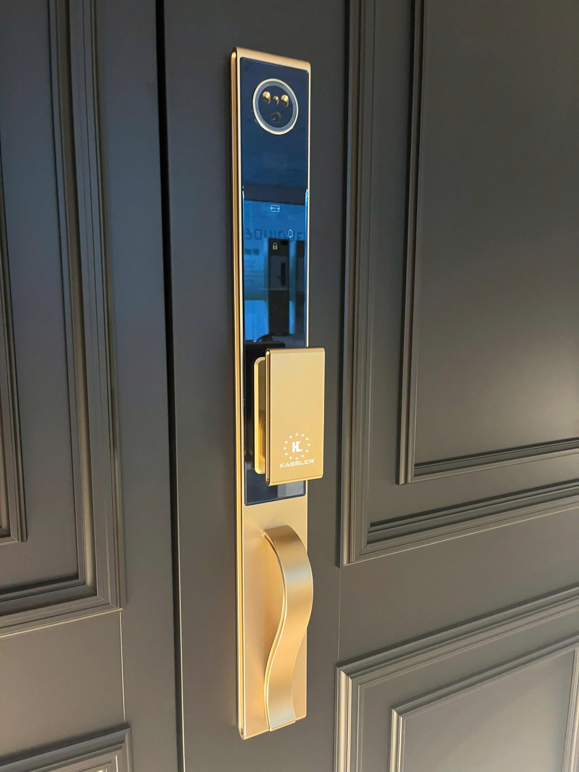 Khóa Kassler KL-988 CNC Gold lắp trên cửa chính