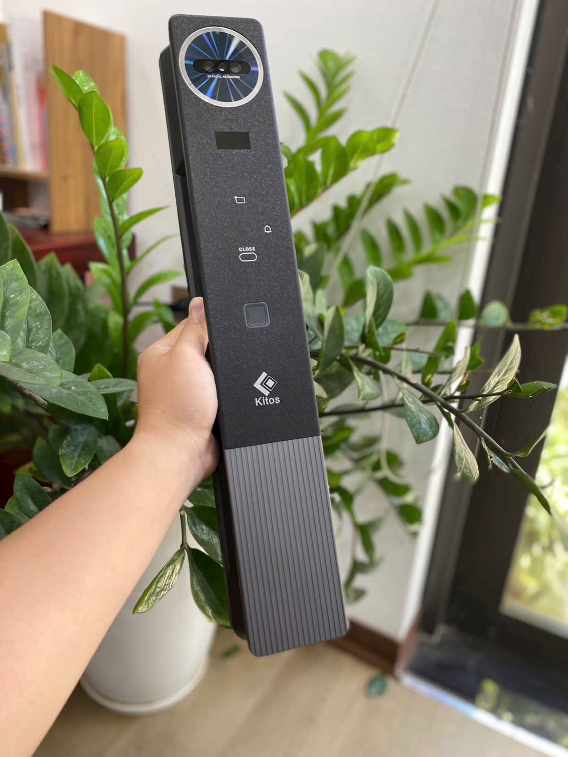 Khóa nhận diện khuôn mặt Kitos Mate S6 chụp thực tế tại showroom