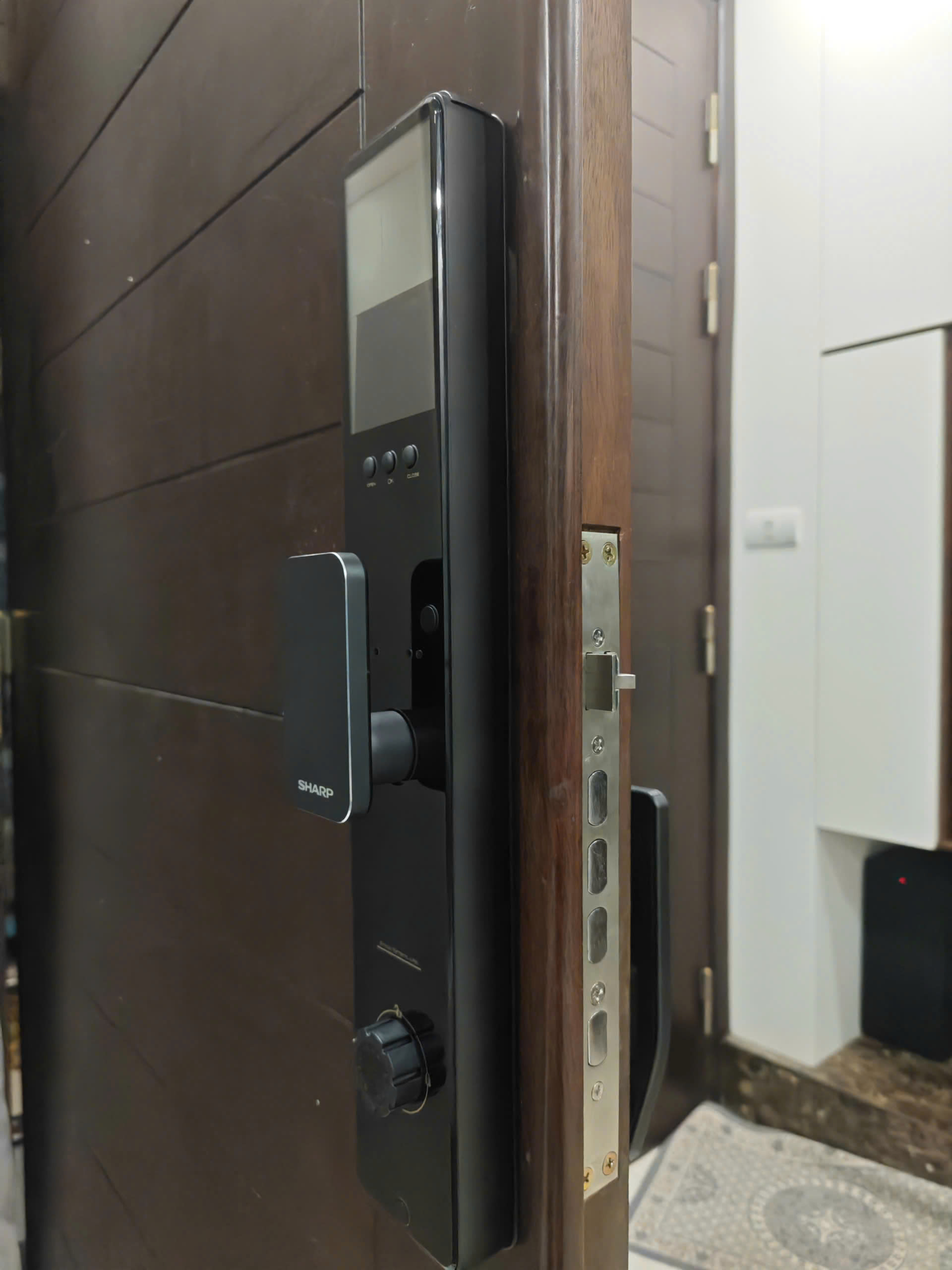 Khóa điện tử sharp S7FV mặt sau