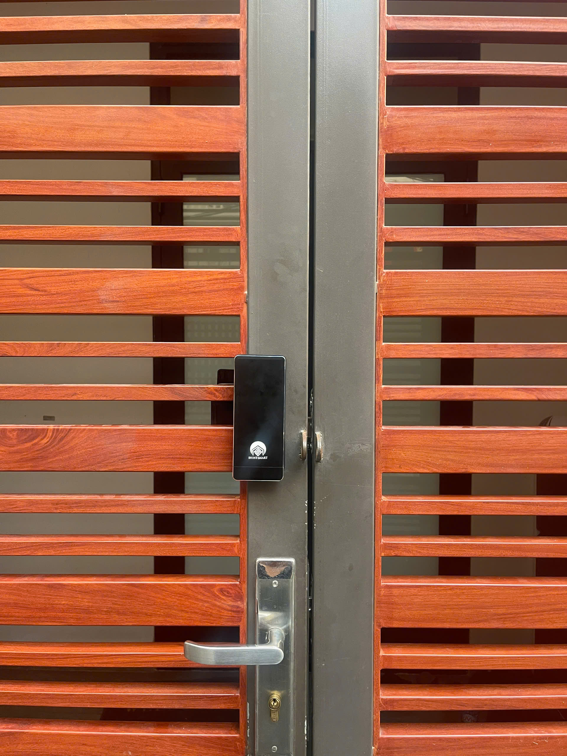 Khóa vân tay cửa cổng có lắp trượt chống chịu mưa nắng, vân tay 2 mặt trong và ngoài, chất liệu CNC, inox 304