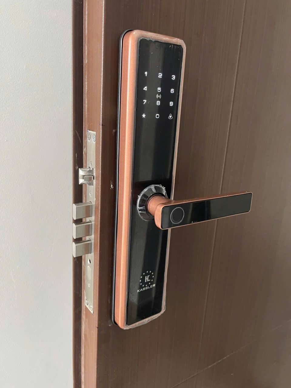 Khóa vân tay Kassler kl-566 bronze lắp lên cửa chung cư