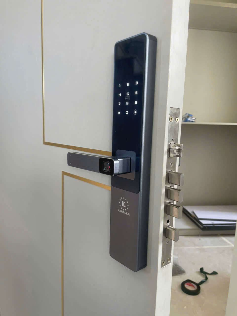 Khóa cửa thông minh Kassler KL-567 CNC màu ghi xám sang trọng, hiện đại