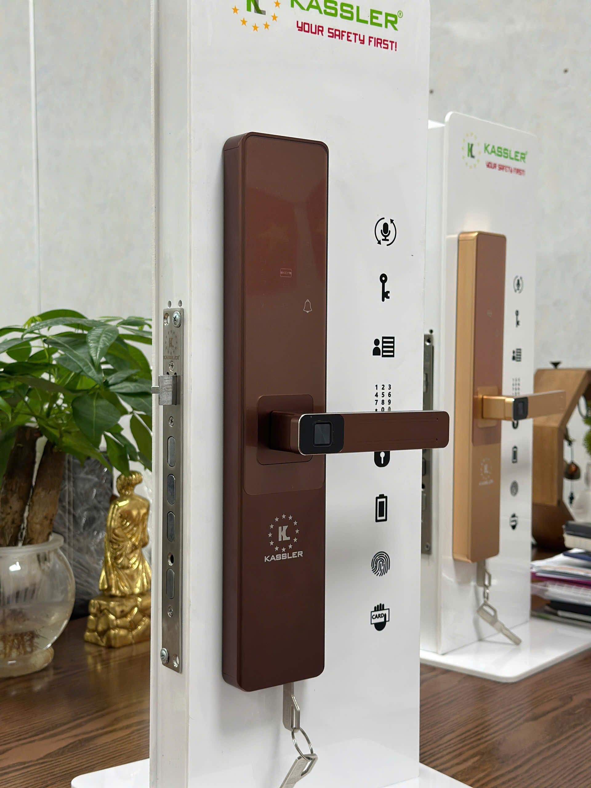 Khóa cửa thông minh Kassler KL-567 CNC Copper màu nâu đồng trầm, thích hợp lắp cửa gỗ tối màu