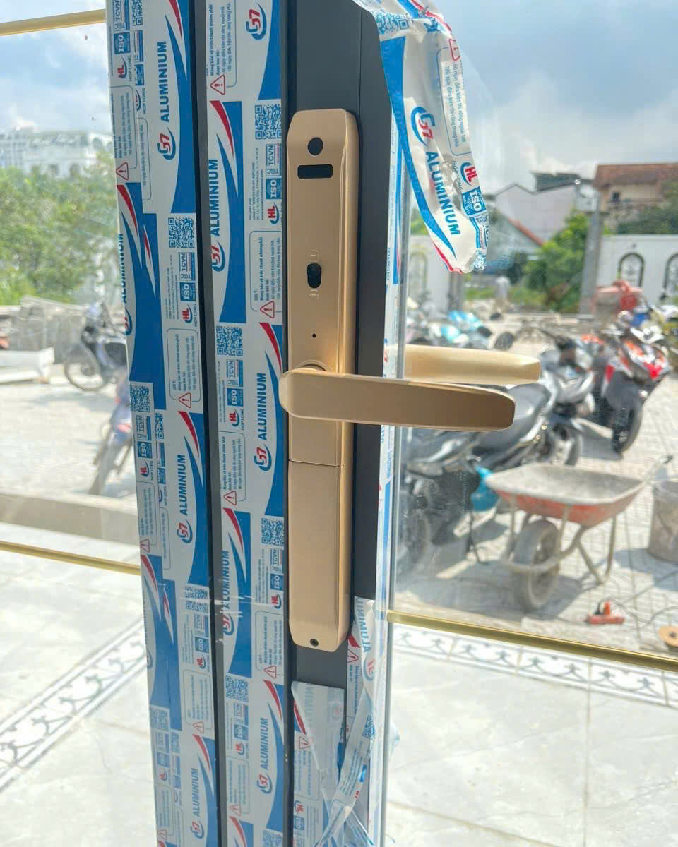 Khóa vân tay cửa nhôm kính kassler kl-599TD-AA màu vàng, mặt sau lắp tại công trình