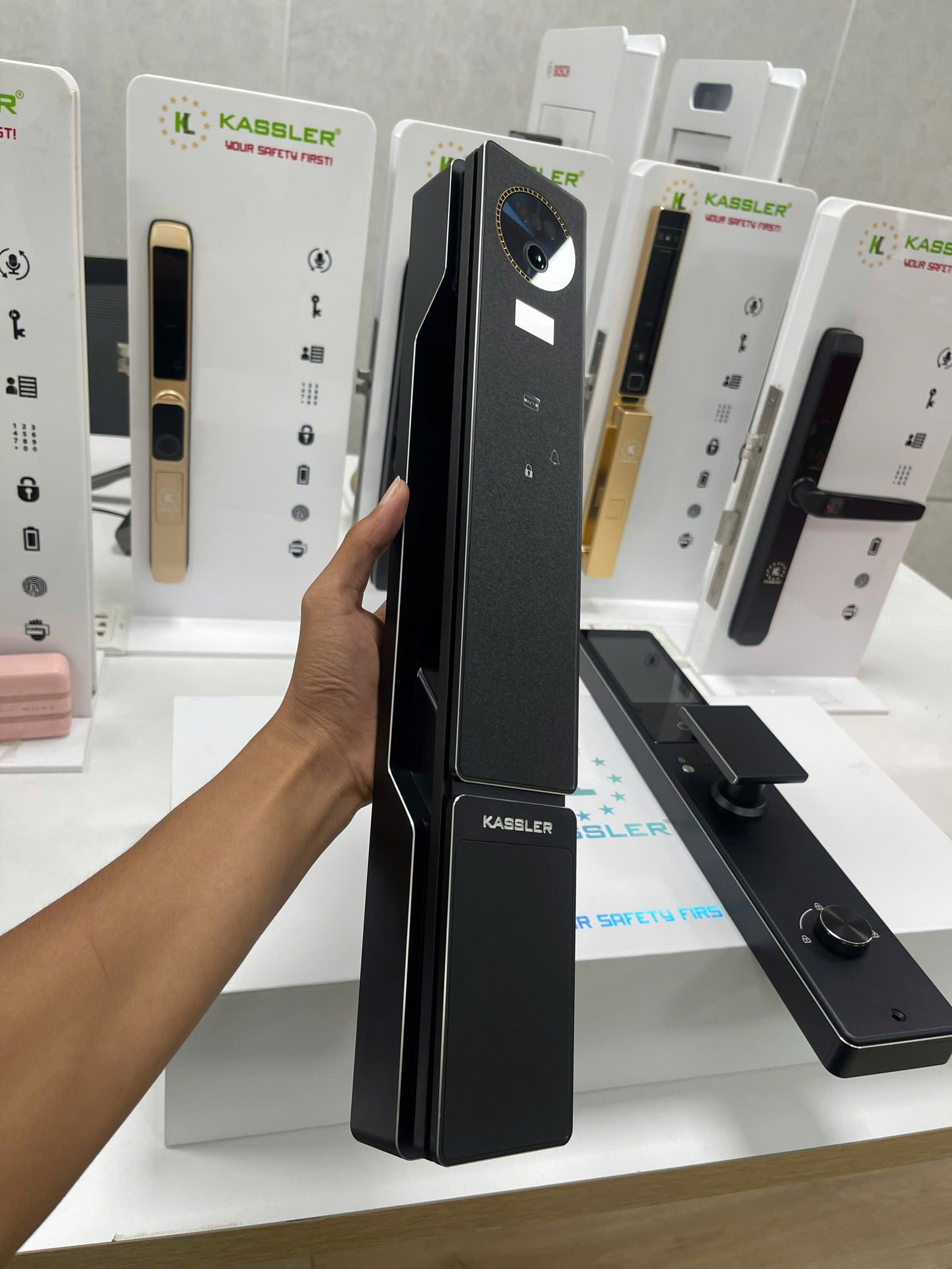 Khóa vân tay cao cấp chất liệu CNC nguyên khối của hãng Kassler KL-899 Plus màu đen