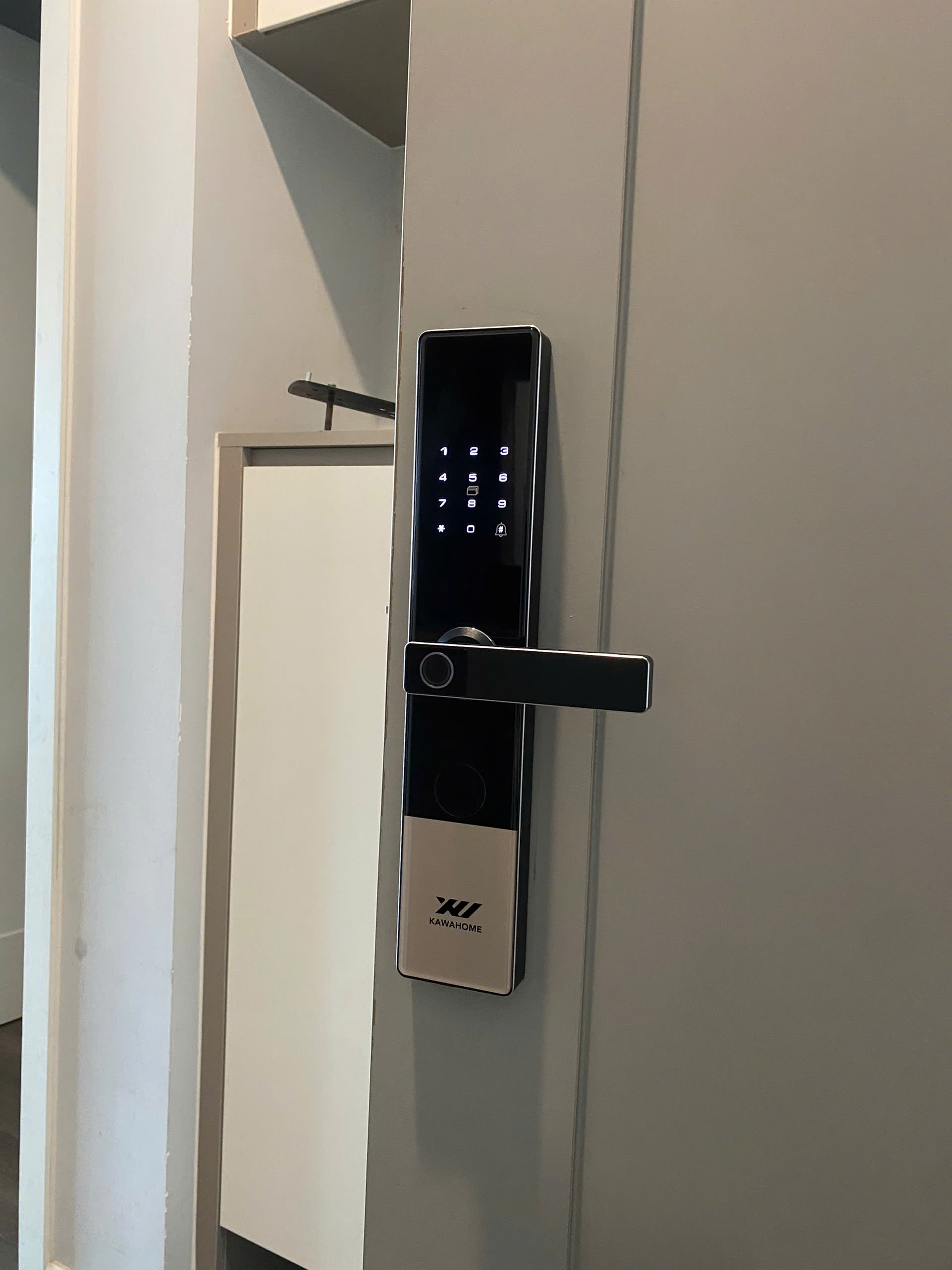 Ảnh thực tế mẫu khóa vân tay K308 của hãng kawa tại công trình phạm văn đồng