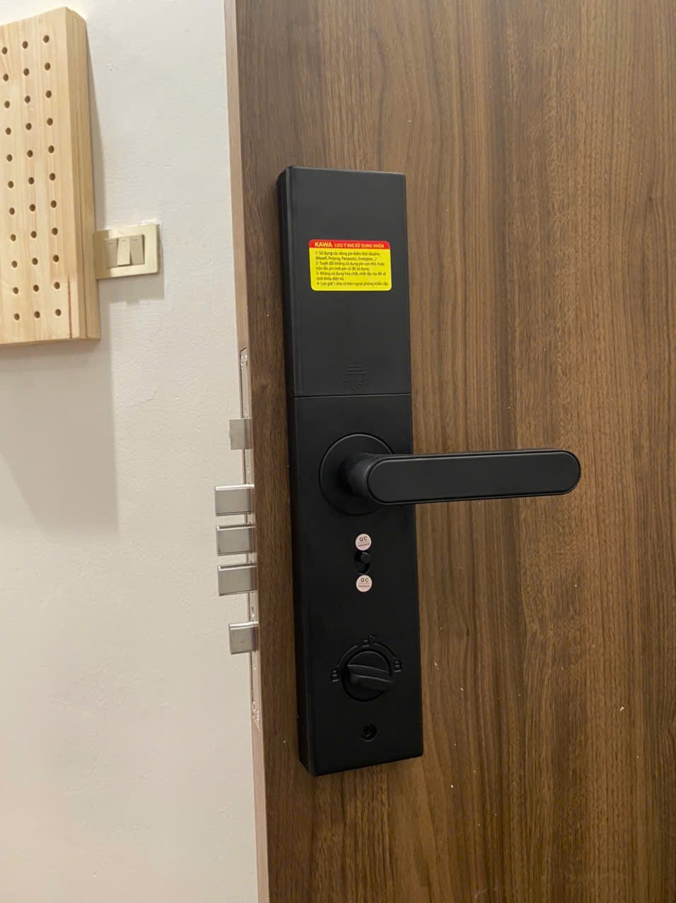 khóa vân tay kawa k309 mặt sau