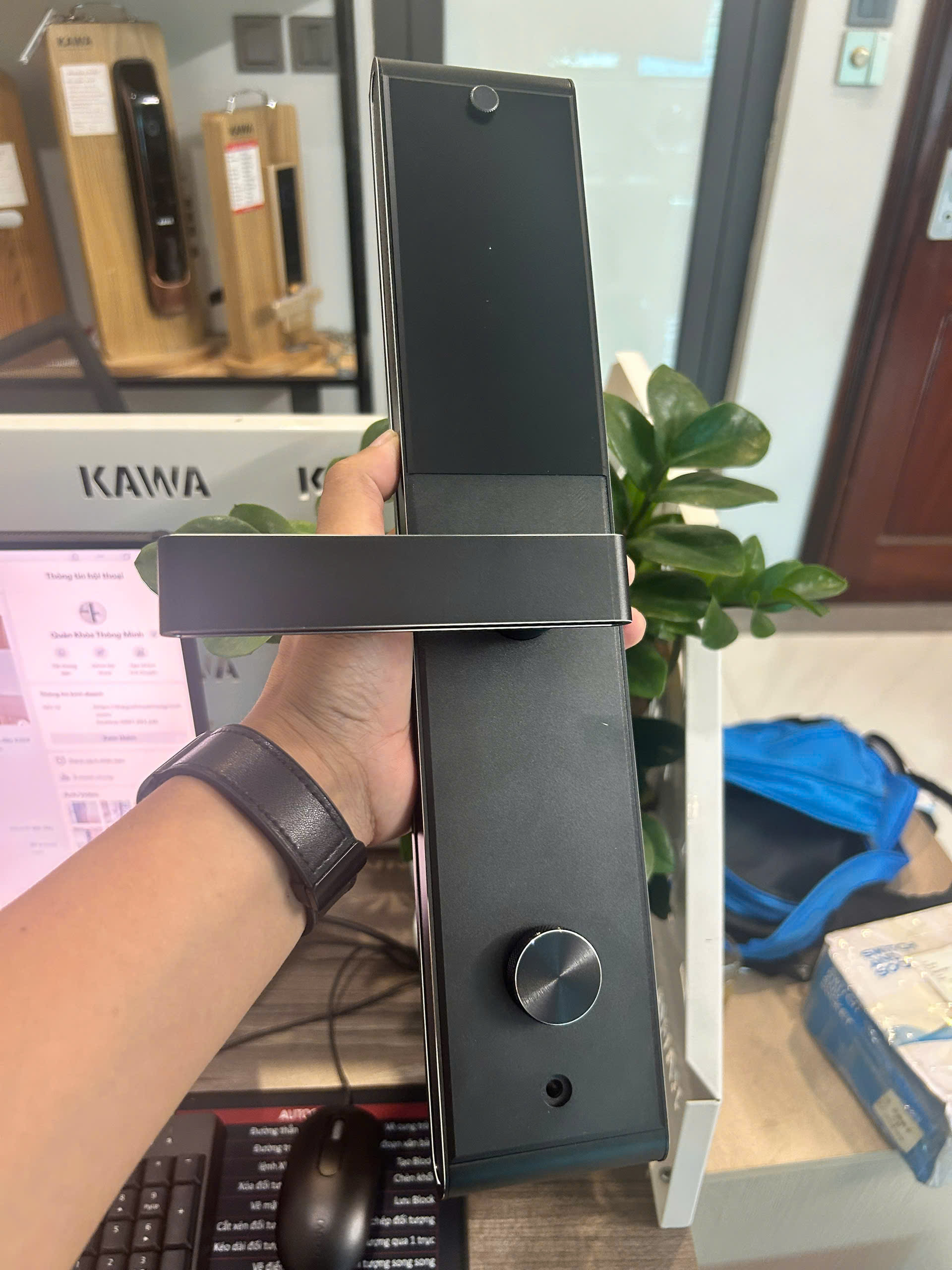 khóa vân tay kawa k609 black mặt sau