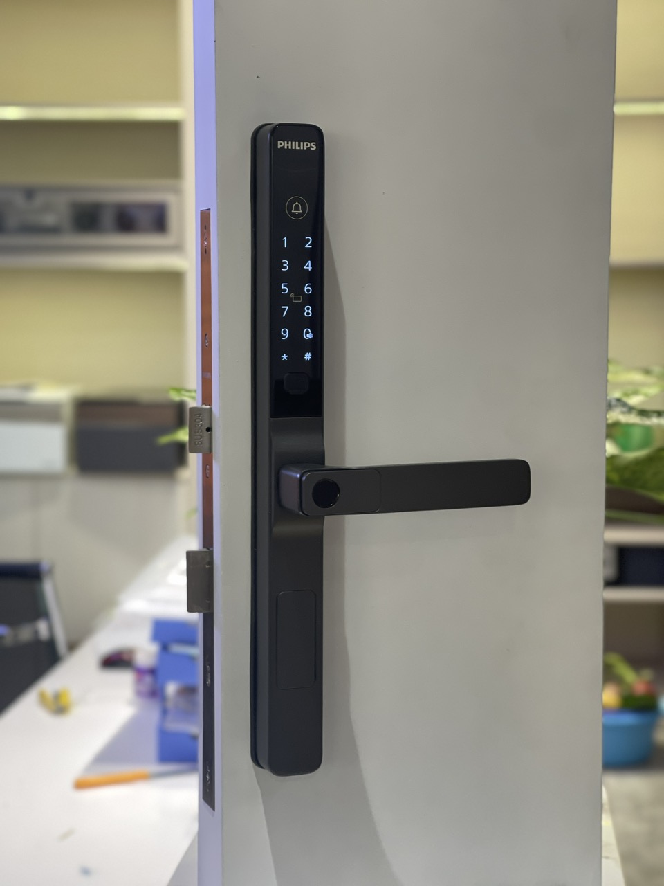 Khóa vân tay cửa nhôm kính Philips DDL611S-5HBS tích hợp sẵn remote điều khiển từ xa