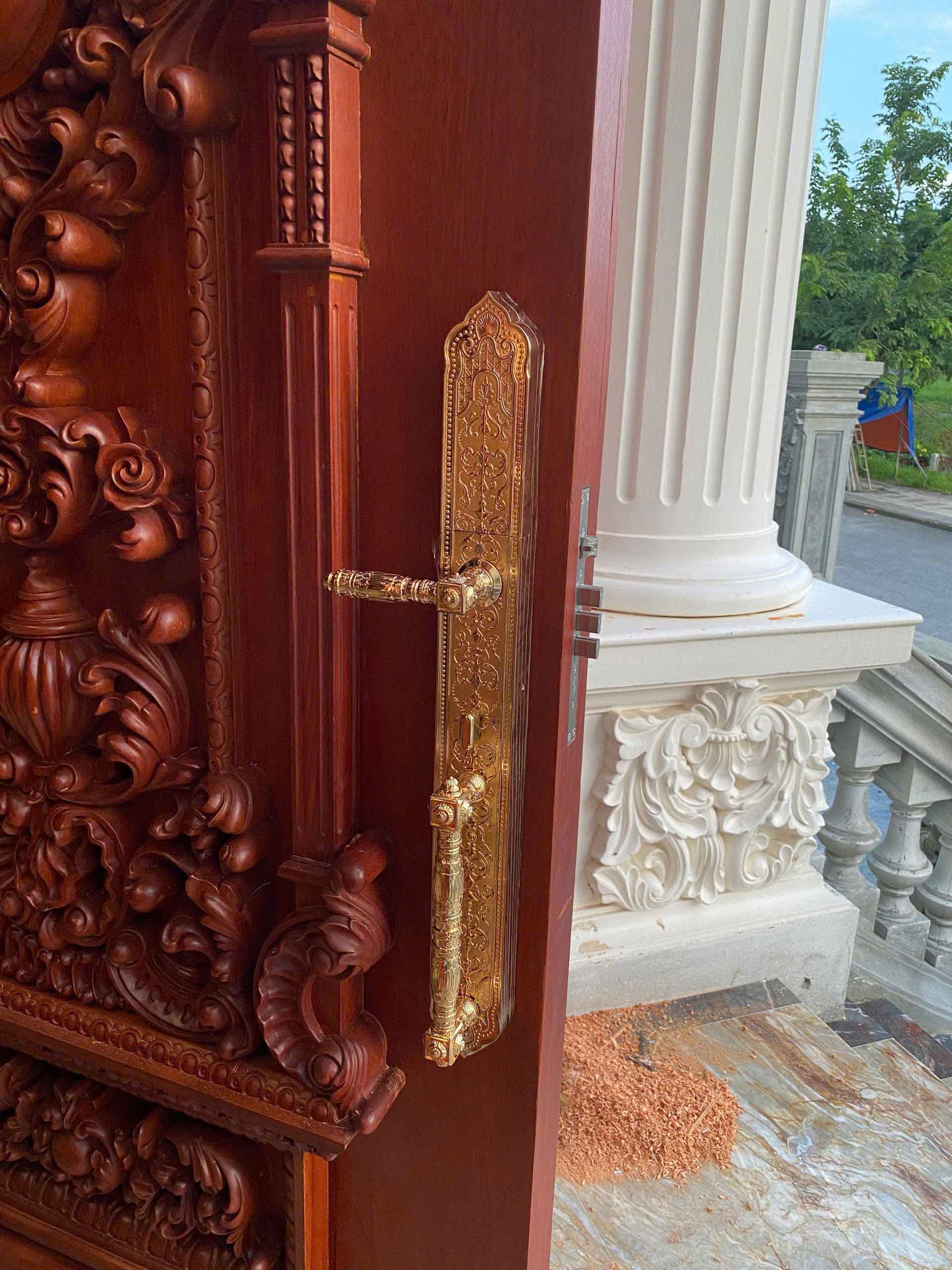 Khóa vân tay tân cổ điển mạ màu vàng 24K Kawa KDS01 lắp tại công trình biệt thự